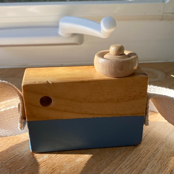 Caméra pour enfant en bois / Wooden Toy Camera with Blue Accent - Picture 4 of 6